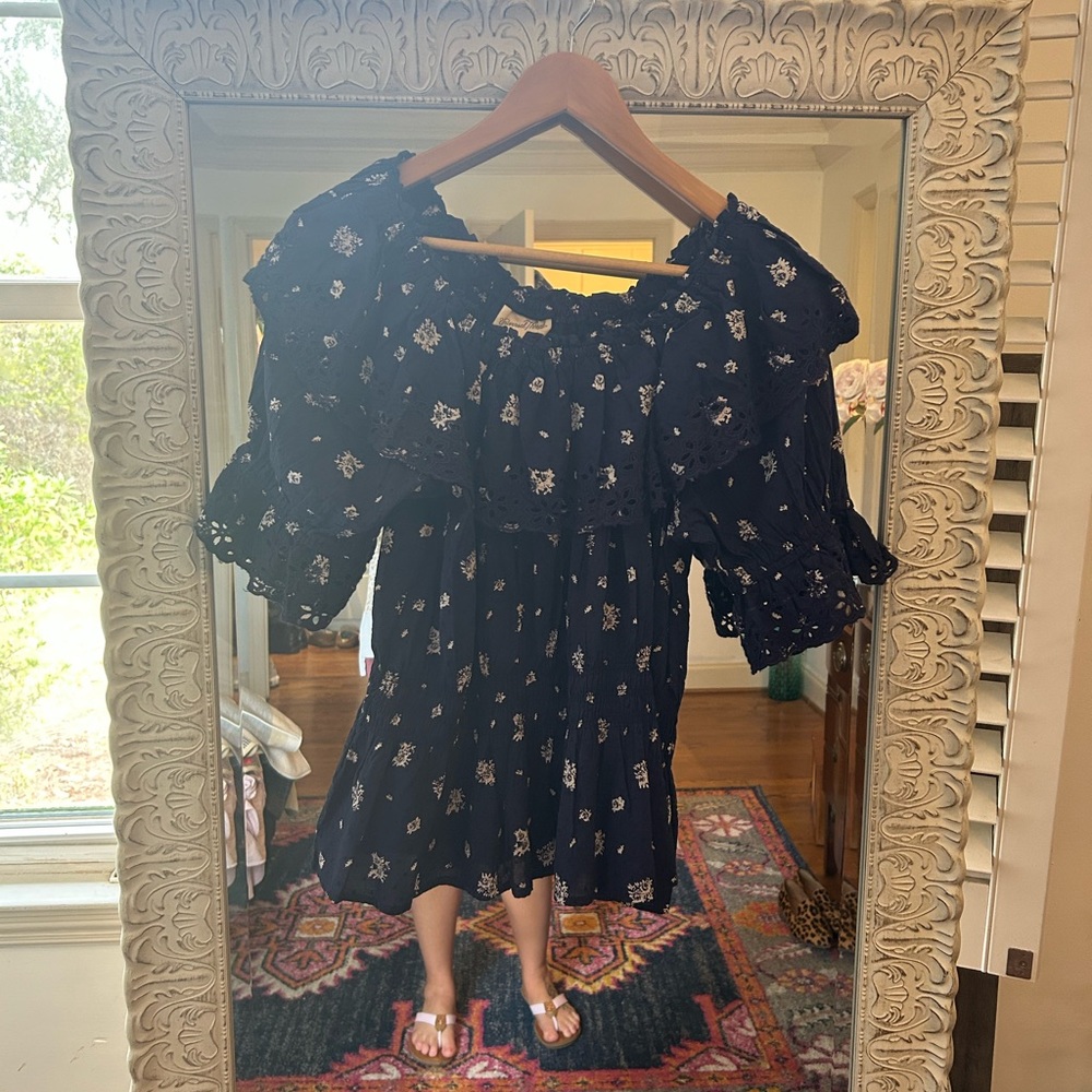 Sold Universal thread top